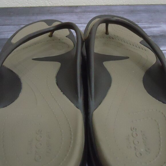 SIZE 13. Crocs classic men’s odor-resistant flip flop sandals. main image 13